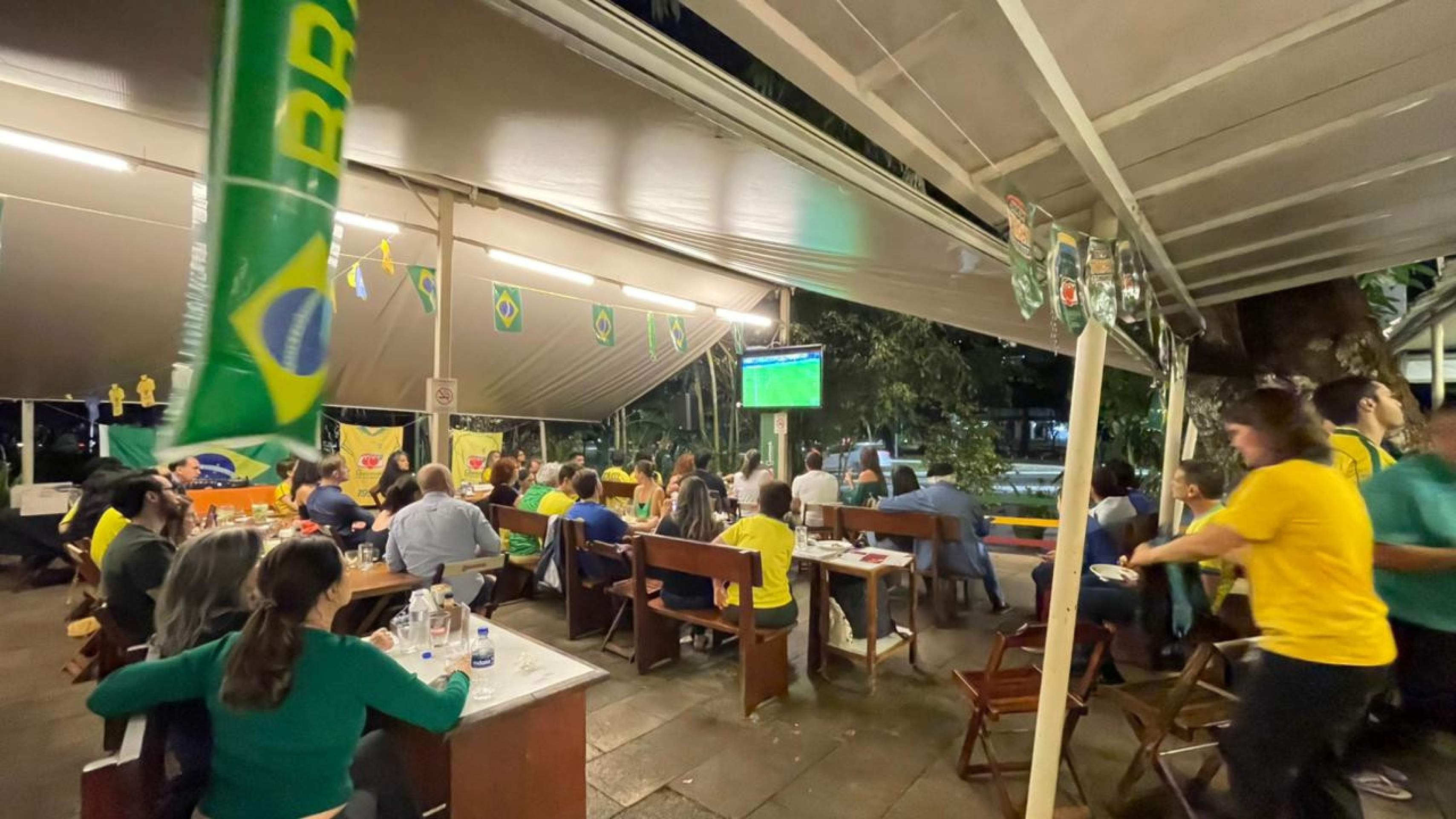 Jogo do Brasil contra Esc&oacute;cia no Bar Beirute