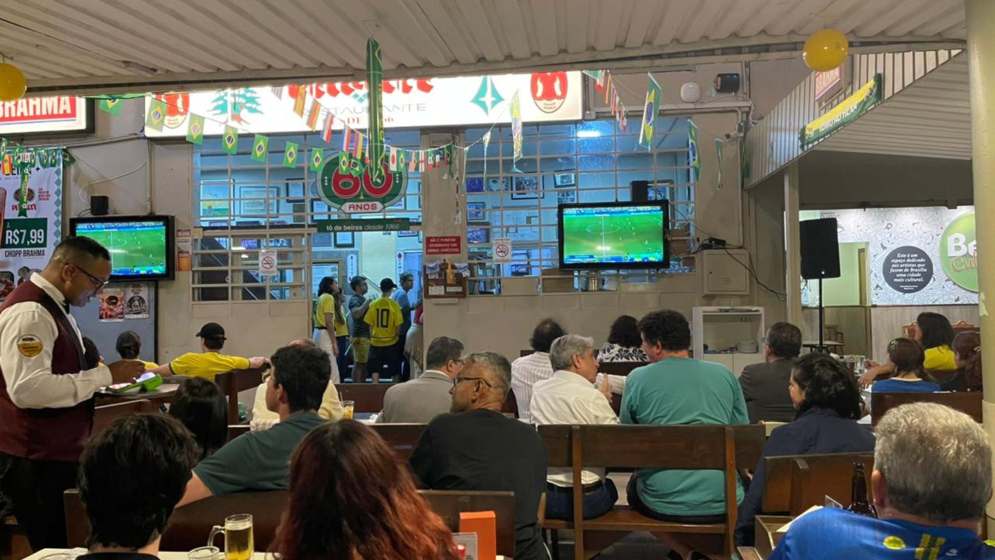 Jogo do Brasil contra Esc&oacute;cia no Bar Beirute