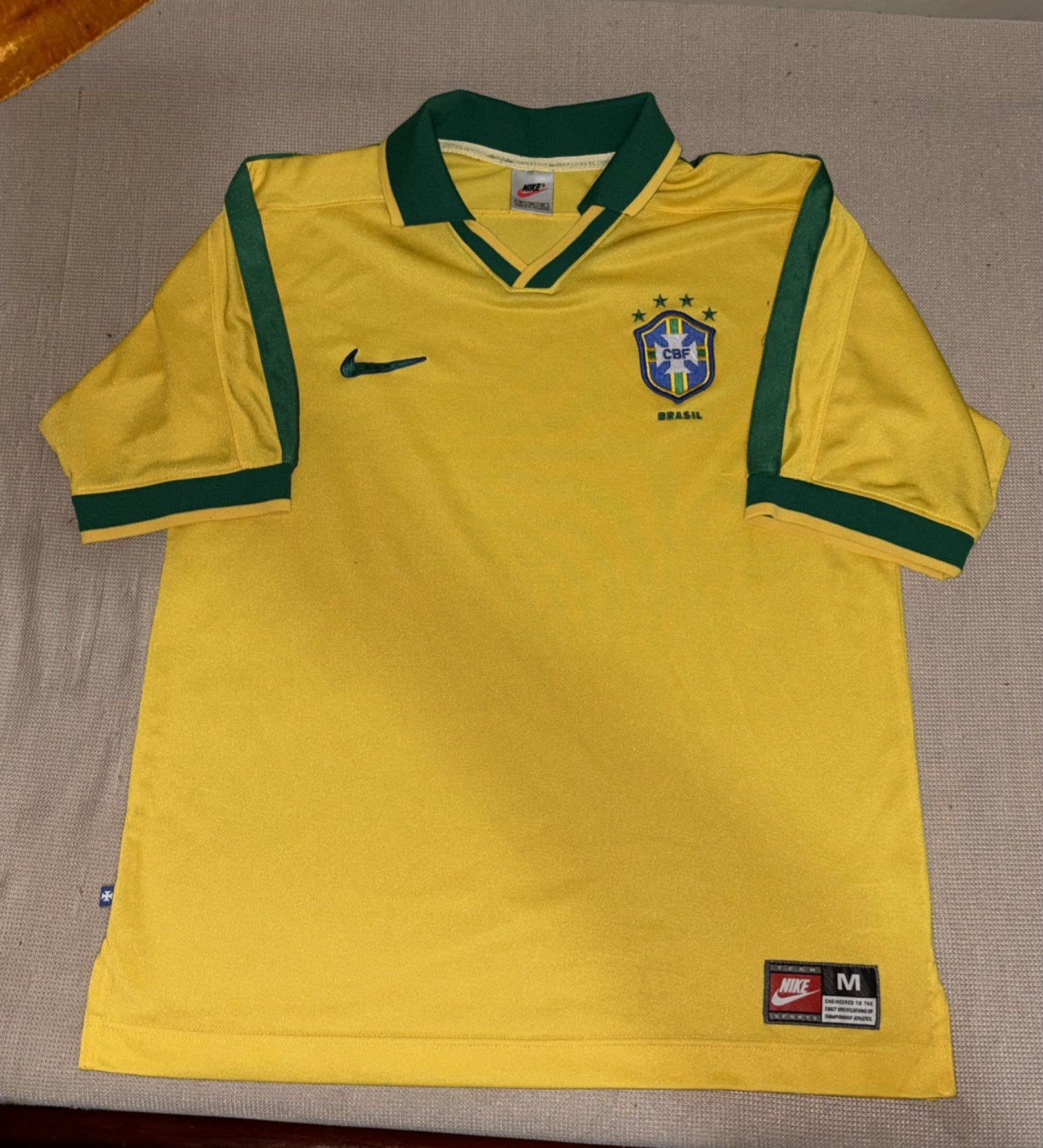 Vinicius guarda como amuleto a blusa de 1997 usada pelo pai