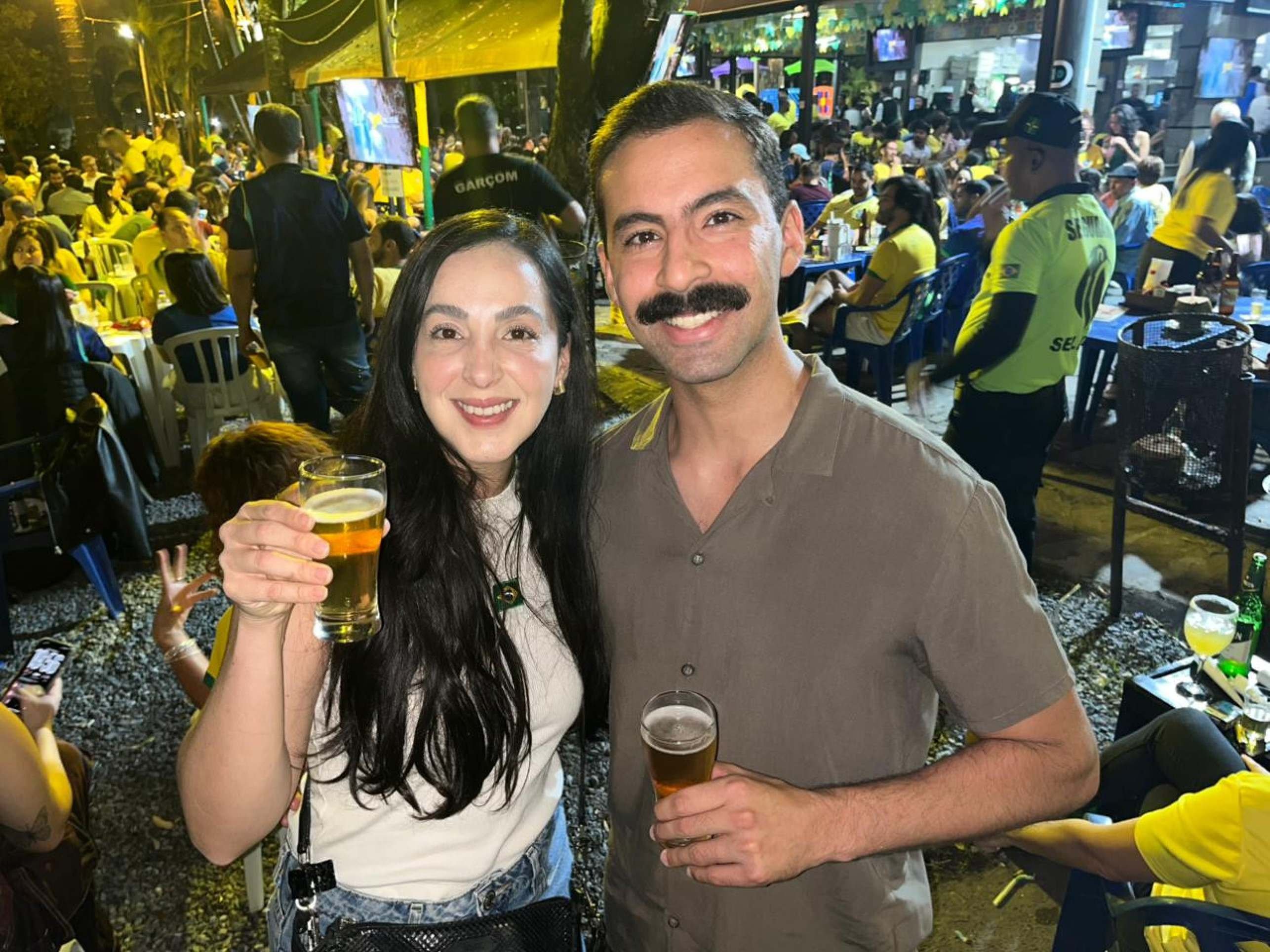 Jo&atilde;o Arruda e a namorada Ana Carolina acompanham Brasil x Esc&oacute;cia no Libanus