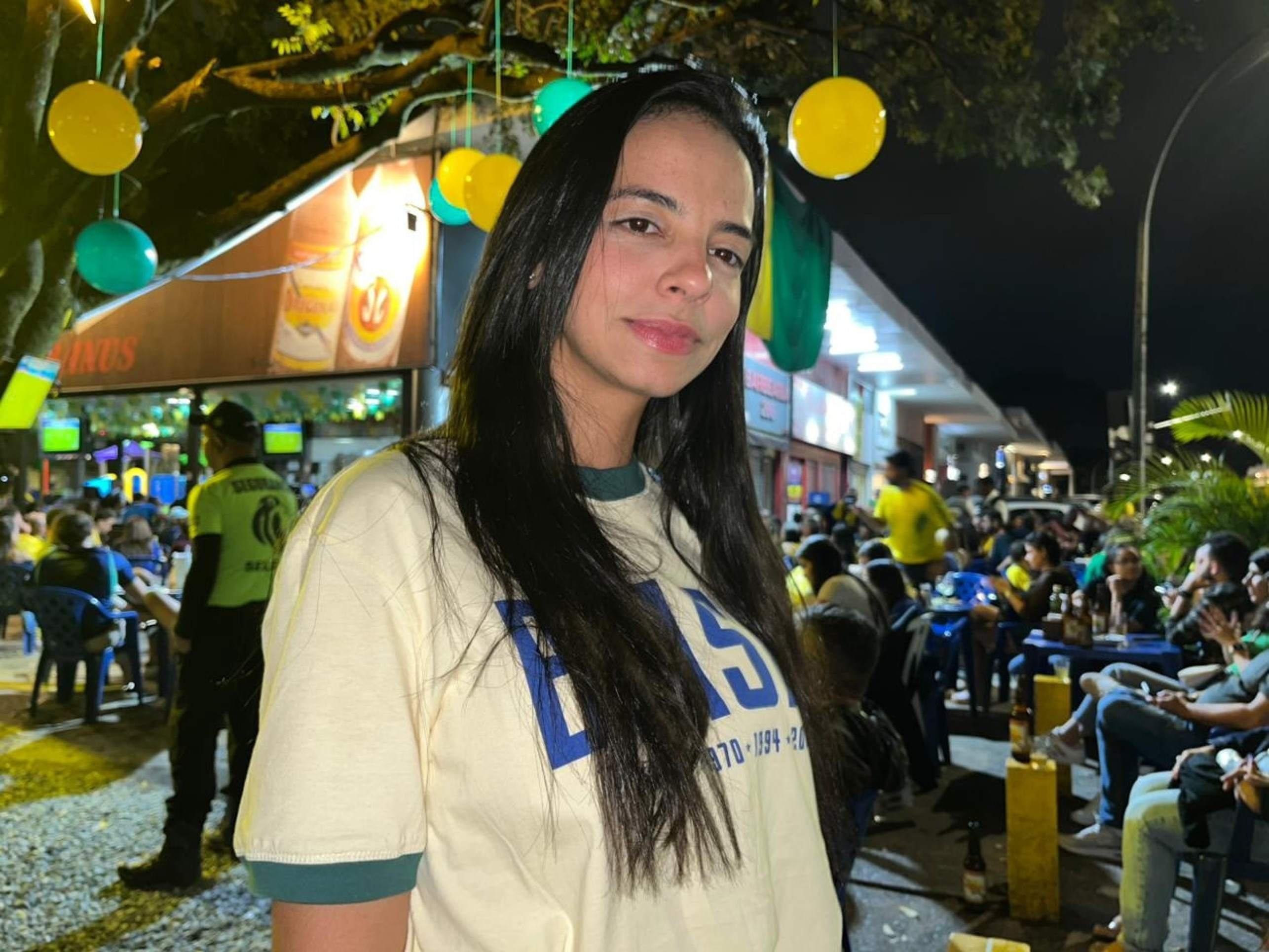 A professora D&eacute;bora Louren&ccedil;o foi torcer sozinha no Libanus