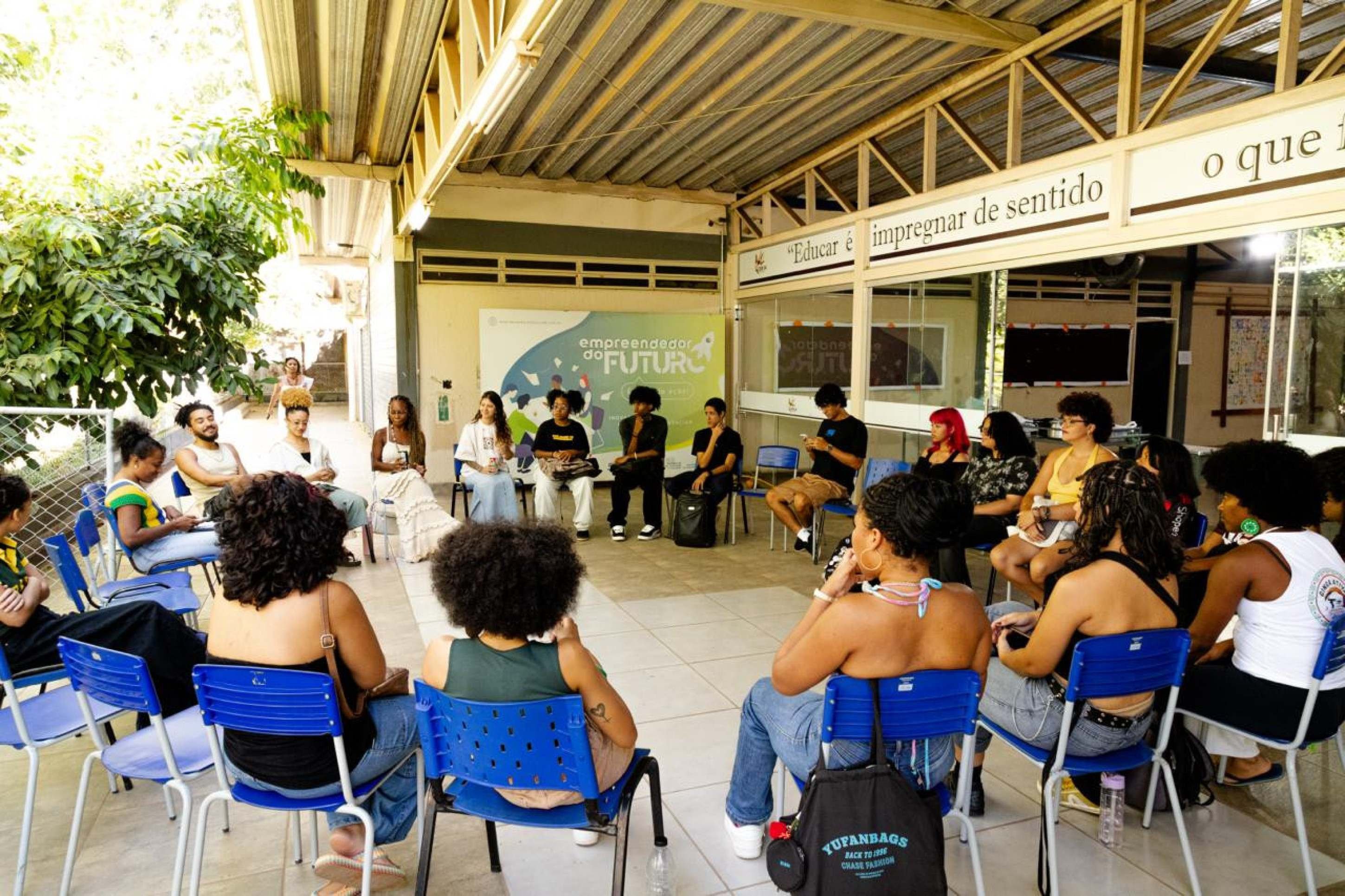 Promovida pelo coletivo Pedagoginga, a a&ccedil;&atilde;o tem como objetivo descentralizar o acesso &agrave; cultura do Plano Piloto e fortalecer a forma&ccedil;&atilde;o profissional nas periferias do Distrito Federal, articulando conhecimentos tradicionais, linguagens art&iacute;sticas e m&iacute;dias digitais