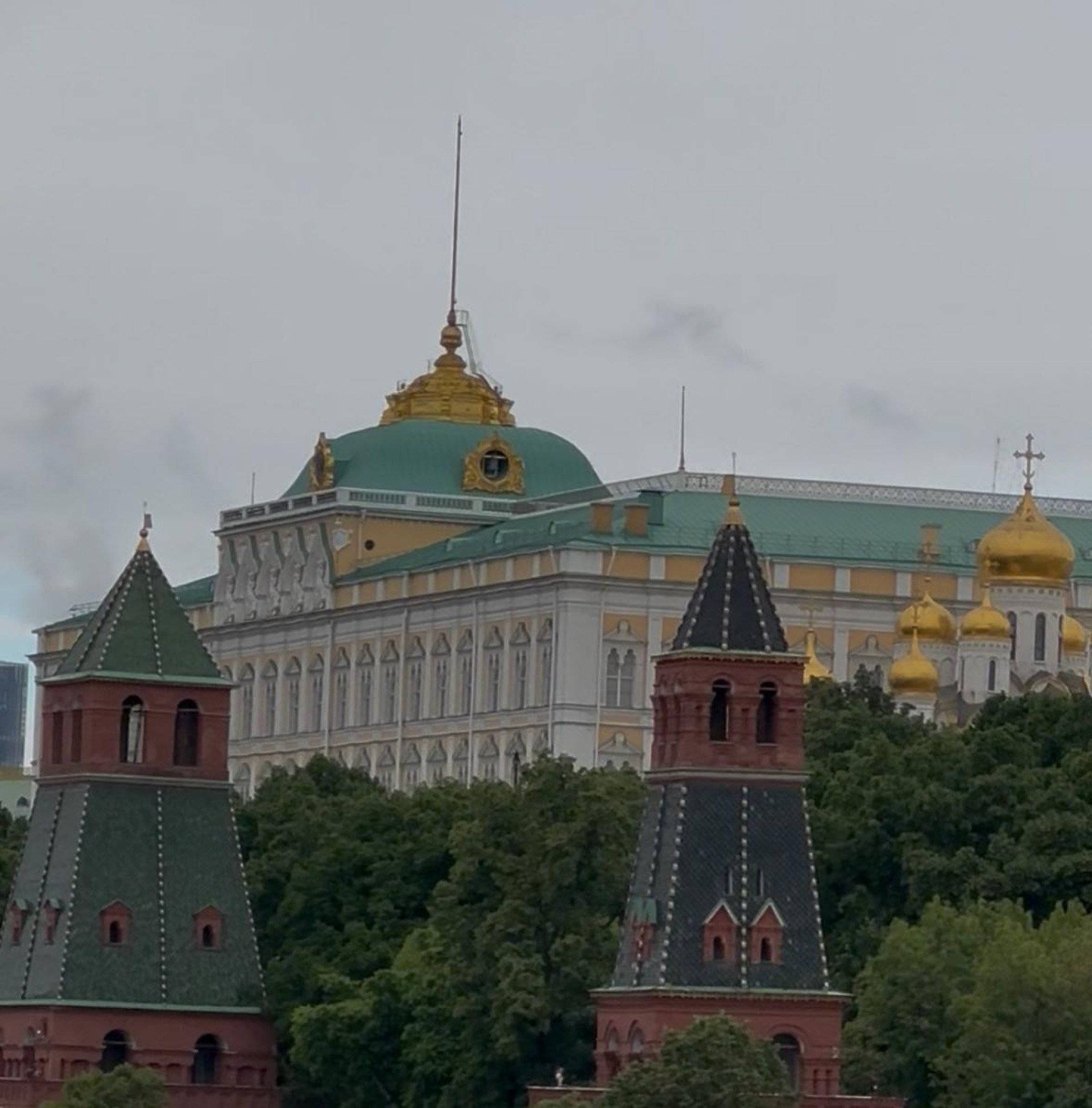 O Kremlin, &agrave;s margens do rio Moskva, &eacute; um complexo fortificado com cinco pal&aacute;cios, quatro catedrais e uma muralha fortificados com torres. &Eacute; a sede do governo russo