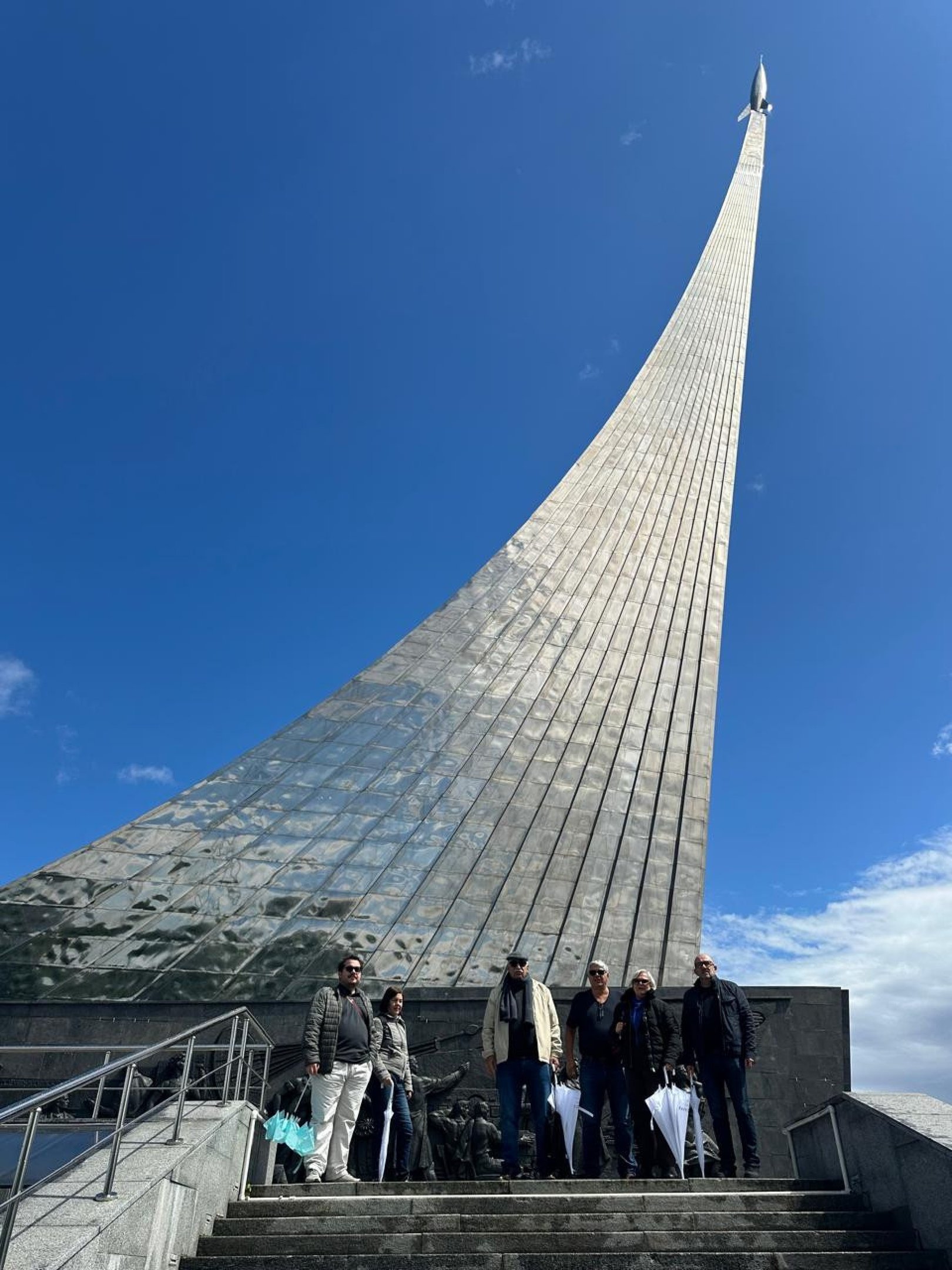 Com 85 mil itens hist&oacute;ricos, o Memorial da Cosmon&aacute;utica fica na base desse espetacular monumento de tit&acirc;nio, com 107 metros, em homenagem aos astronautas