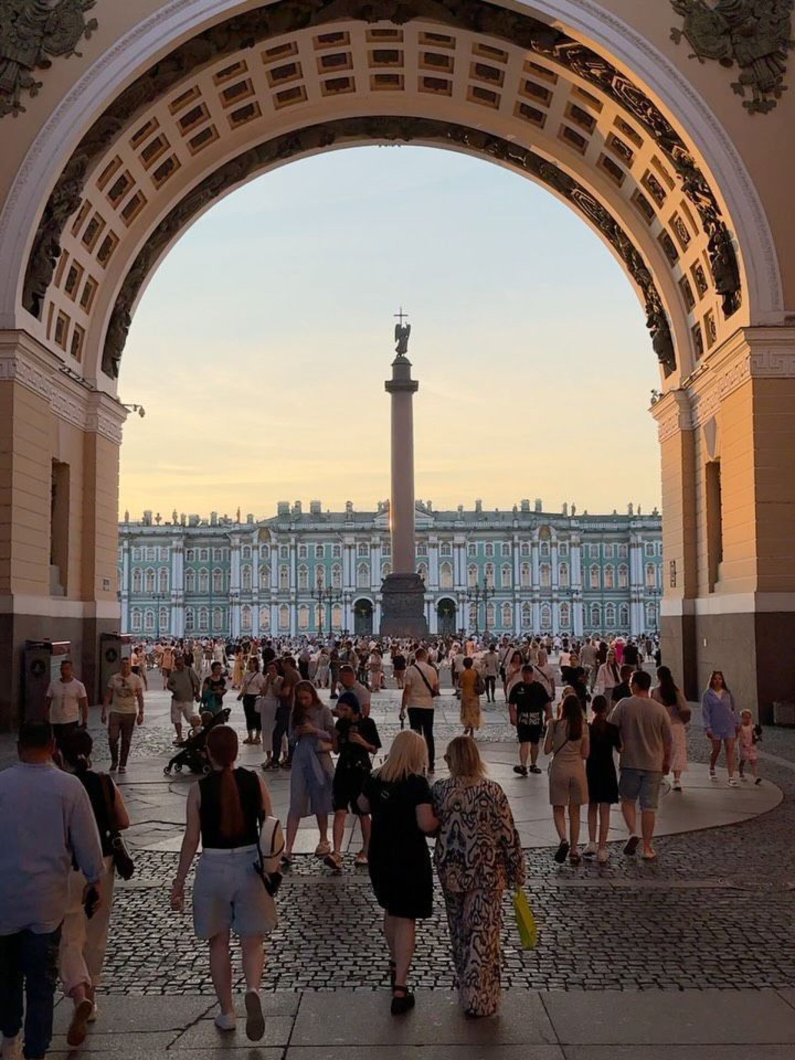 A Pra&ccedil;a do Pal&aacute;cio &eacute; o cora&ccedil;&atilde;o hist&oacute;rico e arquitet&ocirc;nico de S&atilde;o Petersburgo, conectando a avenida Nevsky Prospekt &agrave; Ponte do Pal&aacute;cio