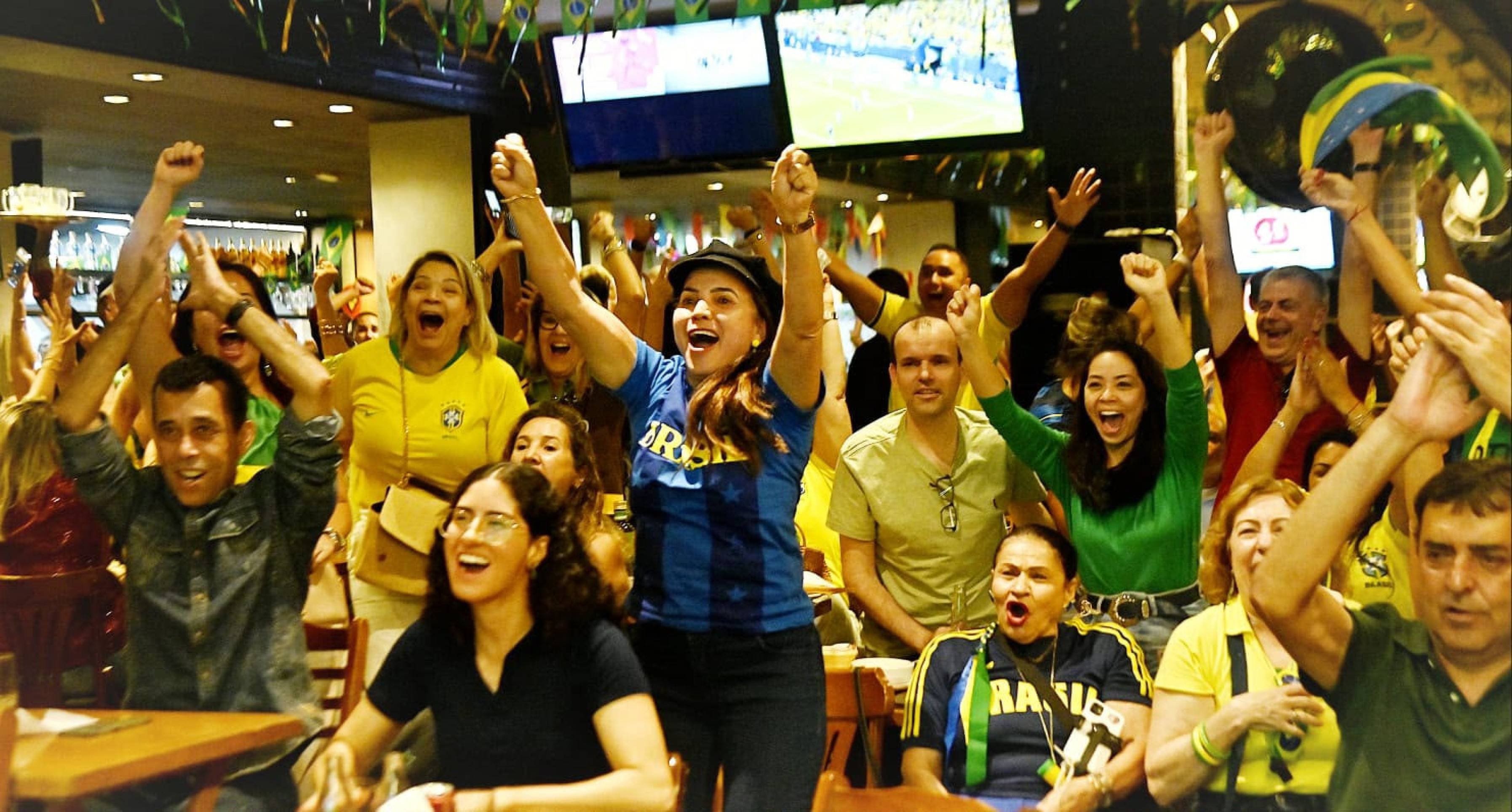 Neymar volta, Brasil goleia e torcida faz a festa no Fausto & Manoel