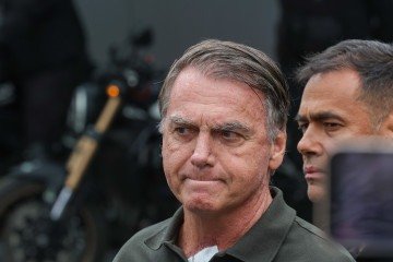 A investigação se concentra na apreensão, na noite de 15 de junho, de uma pistola Glock 9 milímetros, registrada em nome de Bolsonaro -  (crédito: Fabio Rodrigues-Pozzebom/ Agência Brasil)