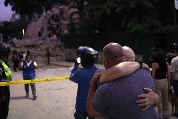Equipes de resgate procuram sobreviventes sob os escombros em Caracas -  (crédito: AFP via Getty Images)