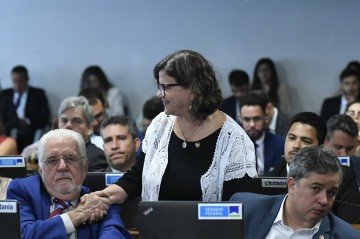 Wagner e Teresa se cumprimentam. Primeira atribuição que ela tem é reconstruir a ponte entre Lula e Alcolumbre -  (crédito: Geraldo Magela/Agência Senado)