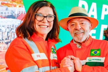 Lula e Magda Chambriard durante anúncio da retomada das obras da fábrica de fertilizantes nitrogenados da Petrobras, na BR-158, Km 301, em Três Lagoas (MS) -  (crédito: Ricardo Stuckert / PR)