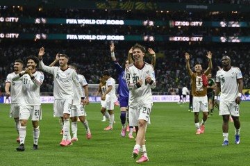 Defensor mexicano Mateo Chavez comemora com o time a vitória na partida -  (crédito: Alfredo ESTRELLA / AFP)