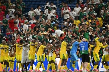 Seleção sul africana comemora classificação -  (crédito:  AFP)