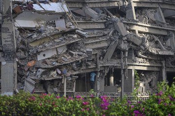 Homem inspeciona prédio colapsado, também em La Guaira: cenário de destruição -  (crédito: Federico Parra/AFP)