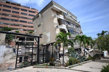 Residencial destru&iacute;do pelos terremotos que atingiram Caracas nessa quarta-feira (24/6)       -  (crédito:  Juan BARRETO / AFP)