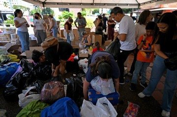Sobreviventes dos terremotos buscam donativos em um centro de distribuição: calamidade se soma à penúria econômica que castiga o país -  (crédito: Juan Barreto/AFP)