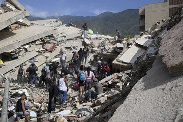 Terremotos de magnitude 7,1 e 7,5 atingiram a Venezuela na quarta-feira (24/6) -  (crédito: Federico Parra/AFP)