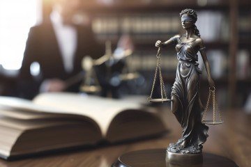 Embora a figura do advogado seja frequentemente associada a grandes processos judiciais, a atuação vai muito além dos tribunais -  (crédito: Freepik)
