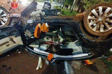 Vítima foi resgatada consciente, sendo levada para o hospital de referência -  (crédito: Corpo de Bombeiros do Distrito Federal/Divulgação)