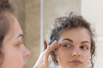 O tratamento contra as olheiras pode ser fundamental para o rejuvenescimento da pele -  (crédito: Freepik)