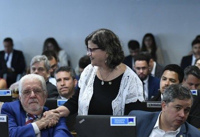 Wagner e Teresa se cumprimentam. Primeira atribuição que ela tem é reconstruir a ponte entre Lula e Alcolumbre -  (crédito: Geraldo Magela/Agência Senado) -Wagner e Teresa se cumprimentam. Primeira atribuição que ela tem é reconstruir a ponte entre Lula e Alcolumbre -  (crédito: Geraldo Magela/Agência Senado)