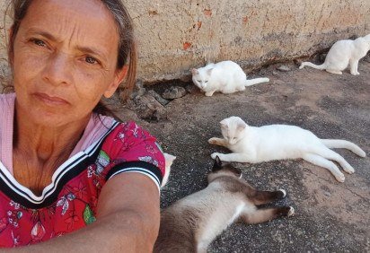 Grande parte dos recursos de Mirian é destinado aos animais. Em muitos momentos sua alimentação depende dos dias em que consegue trabalho como diarista -  (crédito: Divulga&ccedil;&atilde;o) -Grande parte dos recursos de Mirian é destinado aos animais. Em muitos momentos sua alimentação depende dos dias em que consegue trabalho como diarista -  (crédito: Divulga&ccedil;&atilde;o)