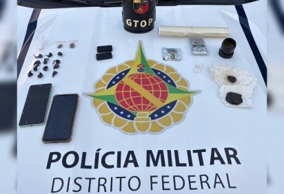 AS porções de drogas e os homens foram encaminhados à 20ª DP para as medidas cabíveis -  (crédito: Divulgação/PMDF) -AS porções de drogas e os homens foram encaminhados à 20ª DP para as medidas cabíveis -  (crédito: Divulgação/PMDF)