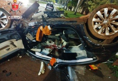 Vítima foi resgatada consciente, sendo levada para o hospital de referência -  (crédito: Corpo de Bombeiros do Distrito Federal/Divulgação) -Vítima foi resgatada consciente, sendo levada para o hospital de referência -  (crédito: Corpo de Bombeiros do Distrito Federal/Divulgação)