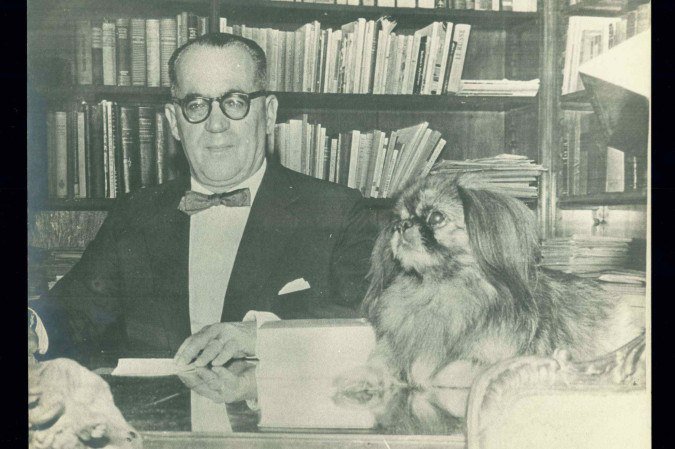 O autor com o cão Sung, no apartamento do 
Arpoador, no Rio de Janeiro