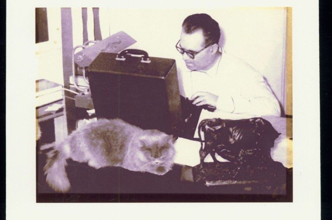FOTO5. Retirando máquina de escrever de uma mala, 
1955. Crédito: Arquivo Público Mineiro