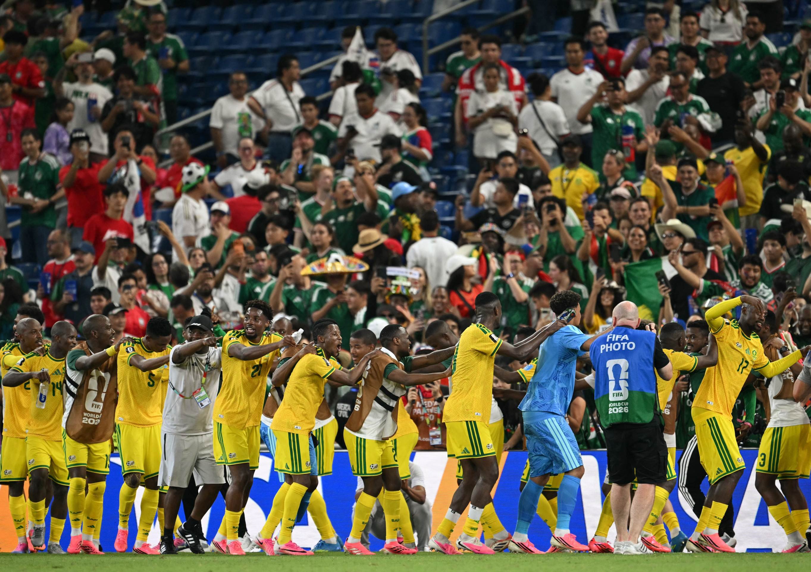 Sul-africanos vão às ruas para celebrar classificação na Copa do Mundo