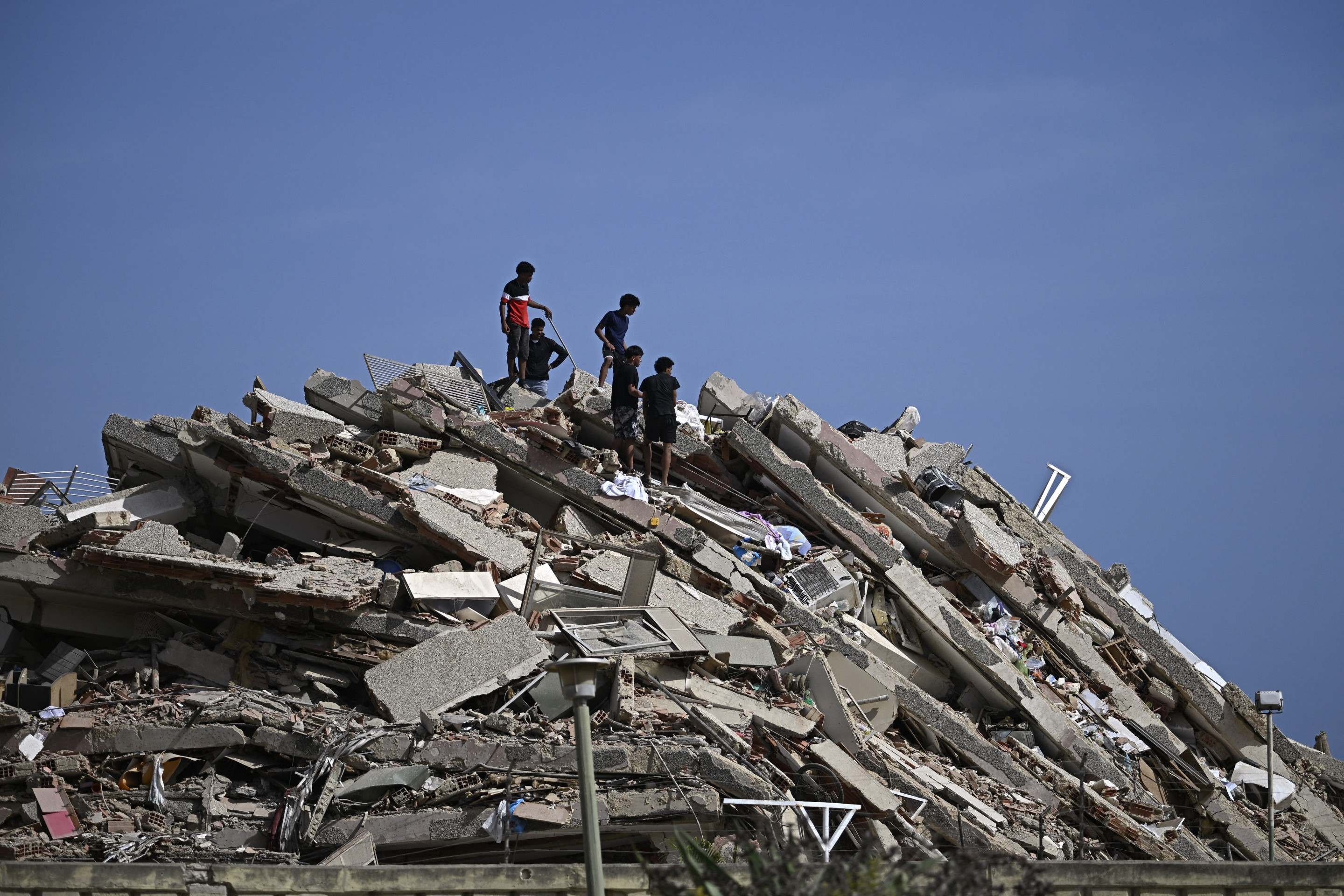 Busca desesperada por sobreviventes do maior sismo em 100 anos