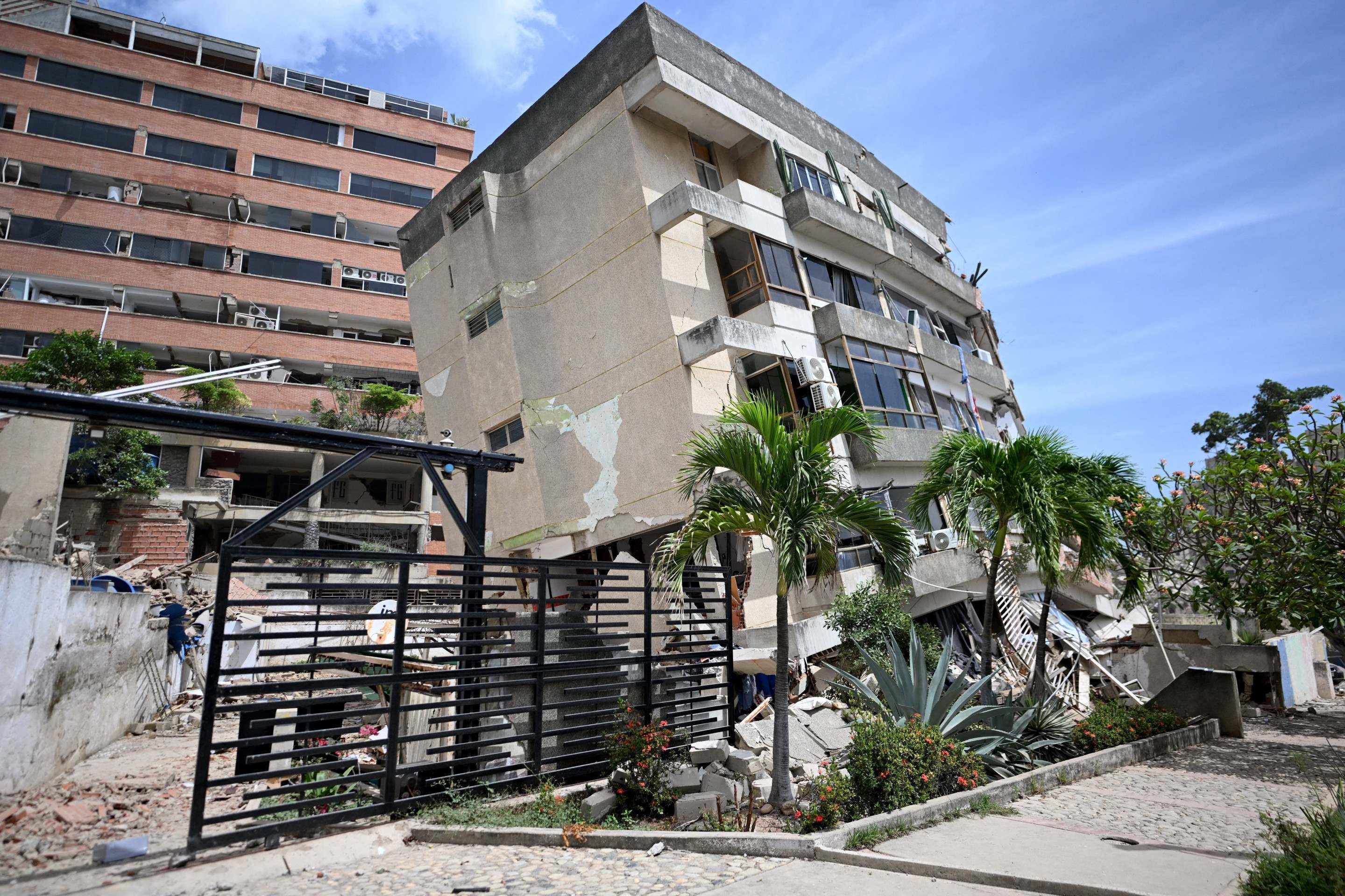 Residencial destru&iacute;do pelos terremotos que atingiram Caracas nessa quarta-feira (24/6)      