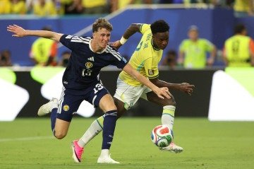 Vinicius Junior e Jack Hendry disputando pela bola 
       -  (crédito:  AFP)