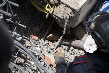 Enquanto o Android usa acelerômetros para prever terremotos, a Apple aposta em retransmissão de avisos oficiais entre iPhones -  (crédito: Federico Parra/ AFP) AFP)