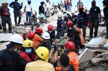  Mil profissionais de resgate já atuam em La Guaira e outras regiões devastadas, enquanto a ajuda humanitária internacional cresce -  (crédito: Federico Parra/AFP)