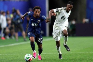 Ryan Mendes, de azul, leva Cabo Verde ao ataque e recebe marcação do saudita Kanno -  (crédito: Foto: Michael Steele/Getty Images)