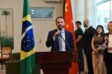 Durigan, em agenda na China: anúncio de medidas adicionais de controle às bets e críticas aos governos de Michel Temer e Jair Bolsonaro - (crédito: Divulgação/Ministério da Fazenda) Durigan, em agenda na China: anúncio de medidas adicionais de controle às bets e críticas aos governos de Michel Temer e Jair Bolsonaro - (crédito: Divulgação/Ministério da Fazenda)