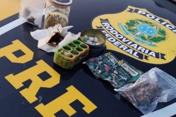 O "material de uso pr&oacute;prio" estava dentro de um mochila: skunk, haxixe, flores de maconha, ecstasy e LSD -  (crédito: Divulga&ccedil;&atilde;o/PRF)