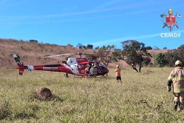 CBMDF transporta vítima de queimaduras graves para uma unidade hospitalar  -  (crédito: Divulgação: CBMDF)