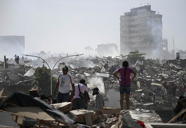 Voluntários buscam possíveis vítimas em escombros de edifício em Caraballeda, no estado de La Guaira -  (crédito: Federico Parra/AFP)