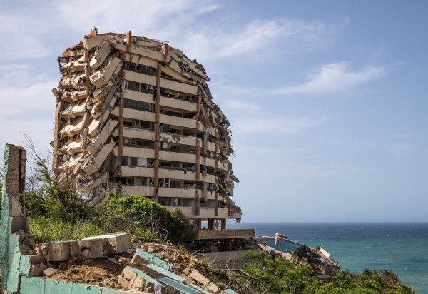 Imagem de um prédio destruído durante dois terremotos em Caraballeda, no estado de La Guaira, a cerca de 40 km a nordeste de Caracas, em 25 de junho de 2026       -  (crédito: DONALDO BARROS / AFP)