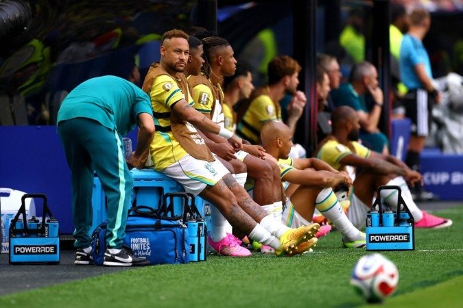  MIAMI GARDENS, FLORIDA - JUNE 24: Neymar Jr #10 of Brazil looks on from the bench during the FIFA World Cup 2026 Group C match between Scotland and Brazil at Miami Stadium on June 24, 2026 in Miami Gardens, Florida.   Robert Cianflone/Getty Images/AFP (Photo by ROBERT CIANFLONE / GETTY IMAGES NORTH AMERICA / Getty Images via AFP)
       -  (crédito: Robert Cianflone/Getty Images via AFP)