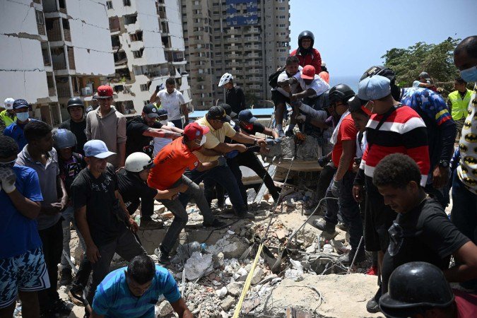 Socorristas usam corda para tentar recuperar corpo, em Catia La Mar