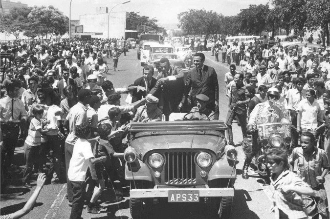 Futebolista brasileiro Edson Arantes do Nascimento, mais conhecido como Pelé, acena em cima do carro para a multidão durante desfile dos campeões pela W3
