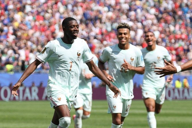 Dembelé celebra o primeiro hat-trick pela seleção francesa       -  (crédito: Franck Fife/AFP)