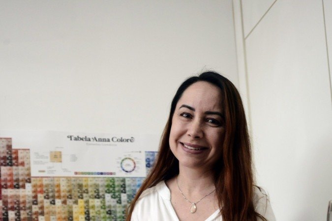 Anna Elisa de Lara criou uma tabela de cores e um aplicativo para falicitar o bordado. O app se chama Colore Studio 