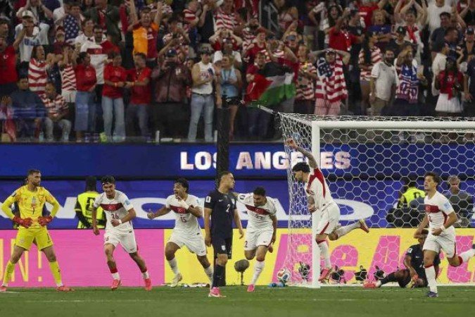Kaan Ayhan marcou nos acréscimos e garantiu a única vitória da Turquia na Copa do Mundo -  (crédito: Foto: Jamie Squire/Getty Images)