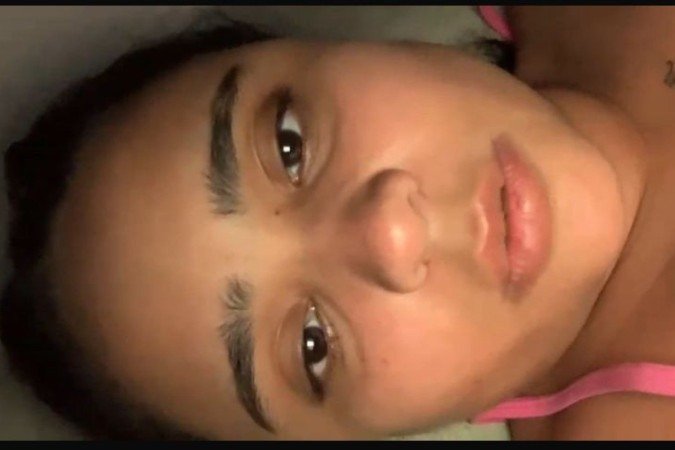 Ferida no braço e no pé, Victoria enviou vídeo, deitada, ao  Correio