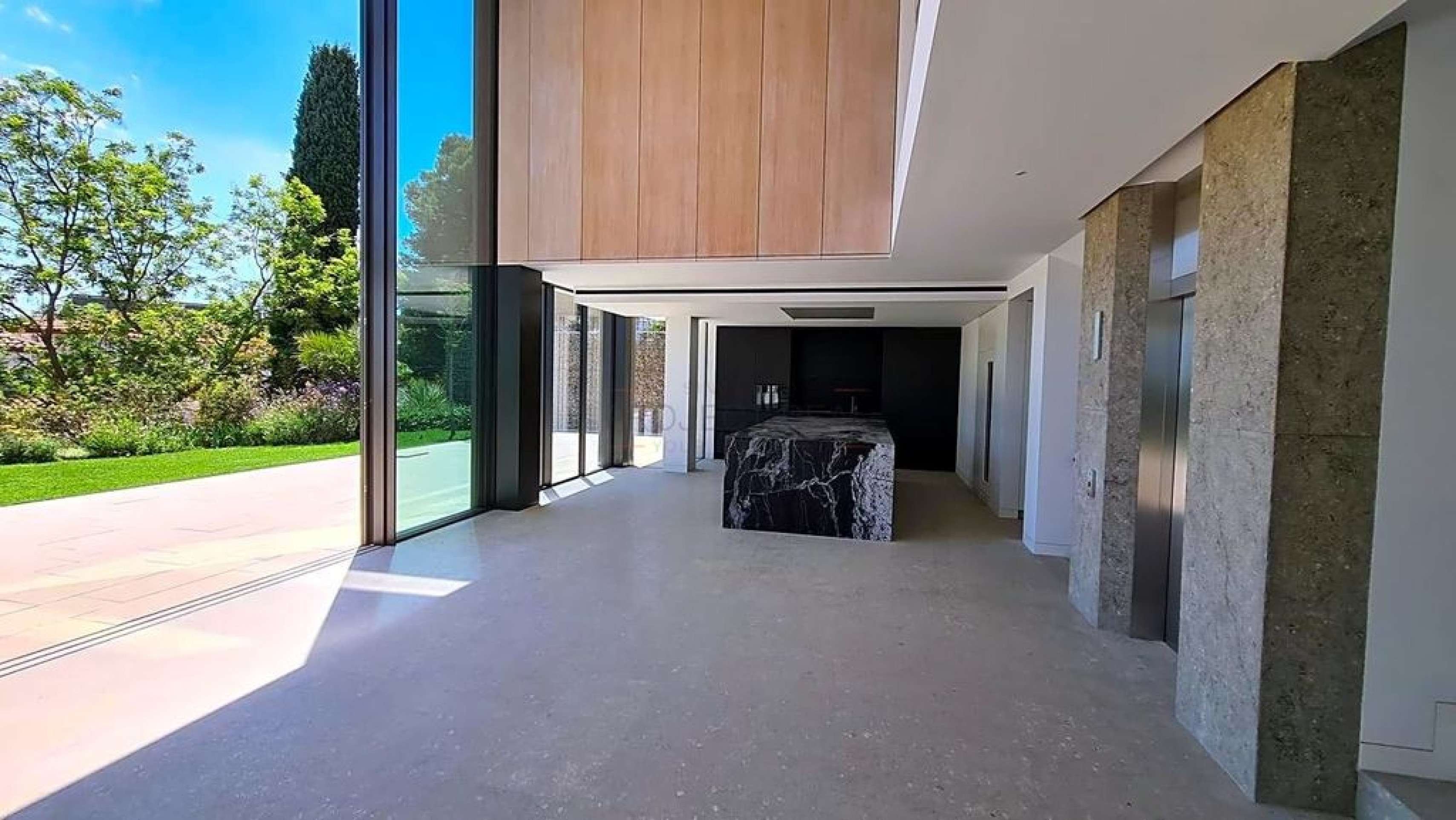 Mans&atilde;o de Raphinha &eacute; colocada &agrave; venda por R$ 56 milh&otilde;es; veja detalhes