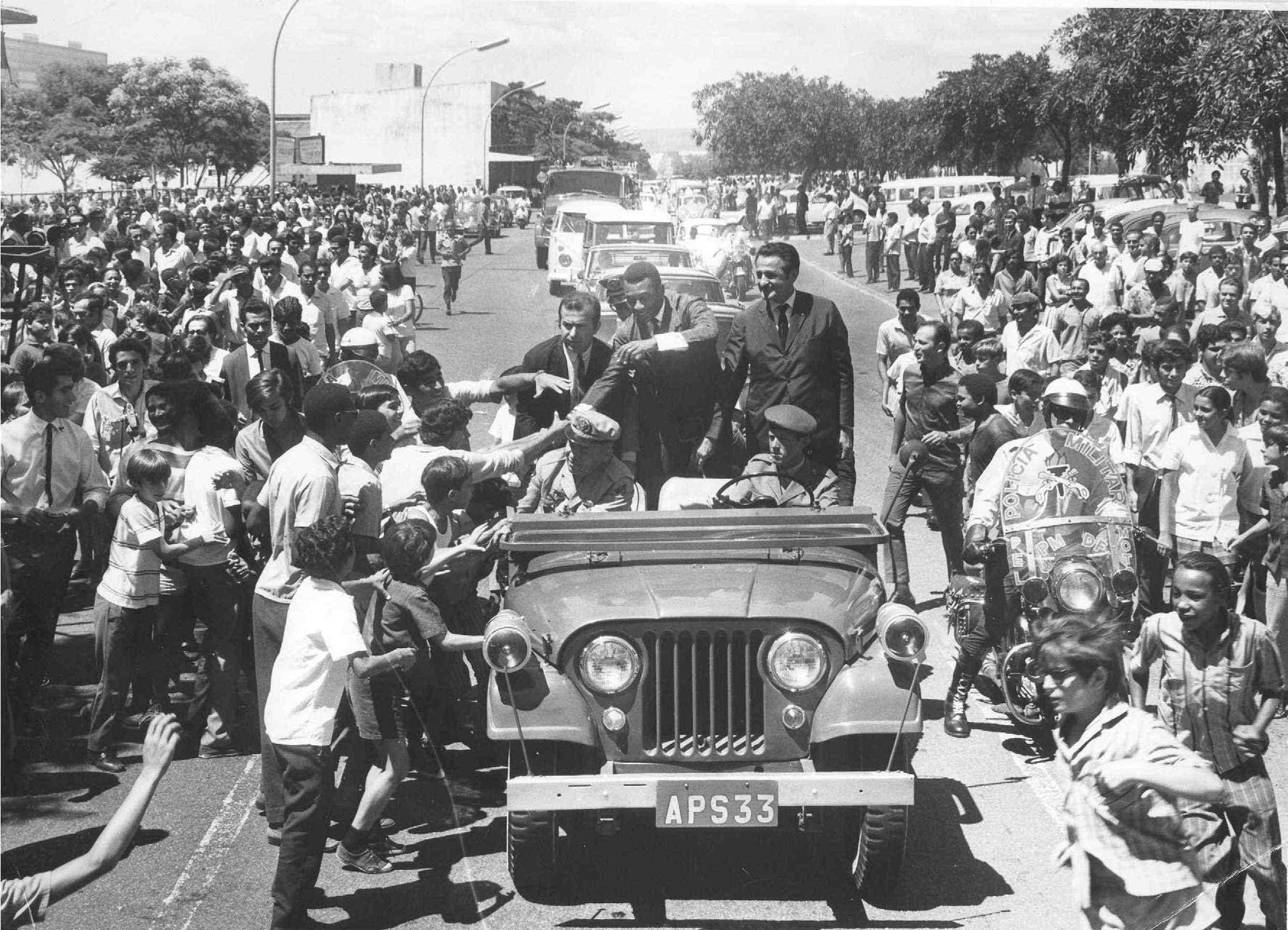 Futebolista brasileiro Edson Arantes do Nascimento, mais conhecido como Pel&eacute;, acena em cima do carro para a multid&atilde;o durante desfile dos campe&otilde;es pela W3